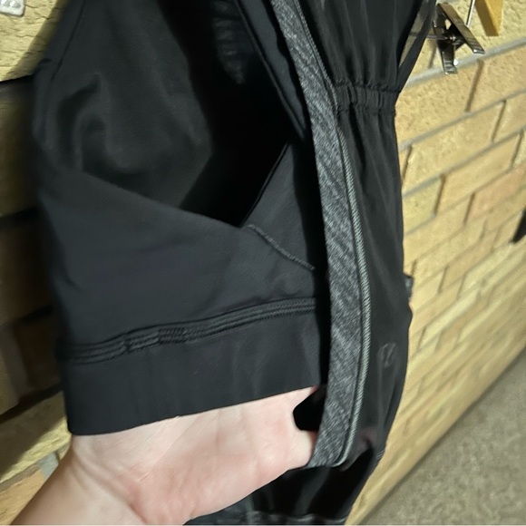 Lululemon Black and Gray Mesh Back & Unpadded Bra Tank Top Women's Size 6 - Picture 4 of 6